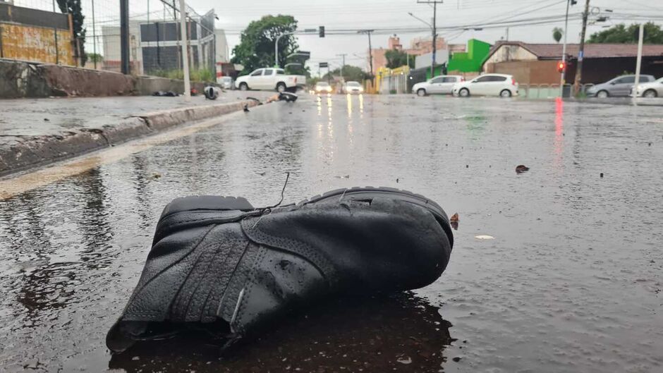 Bota que o motociclista usava no momento do acidente