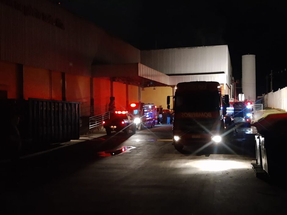 Viaturas do Corpo de Bombeiros no incêndio