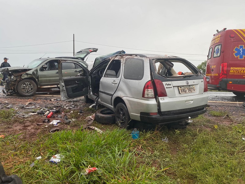 Batida foi violenta e destruiu os dois carros na BR-060