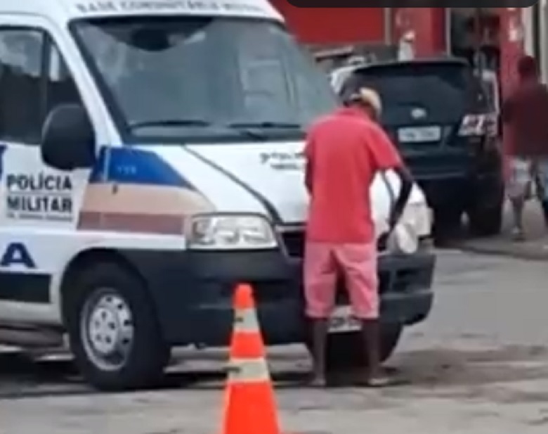 Bêbado foi detido e vai responder por ato obsceno