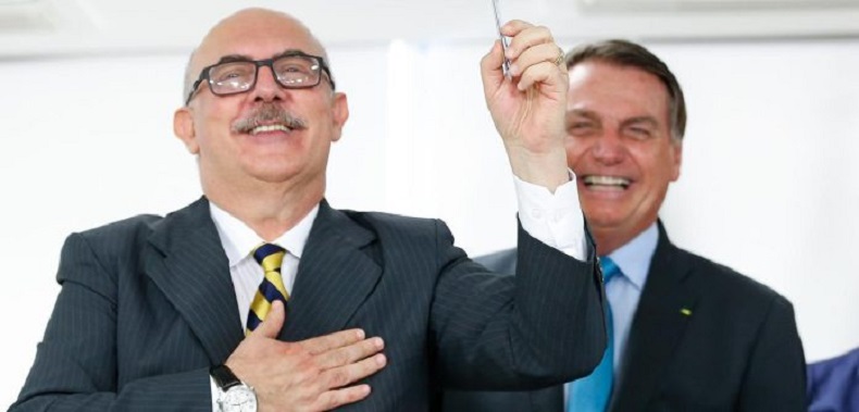 Bolsonaro ao lado de ministro demitido