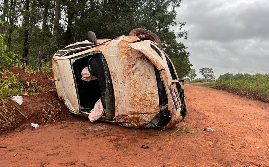 Veículo ficou completamente destruído