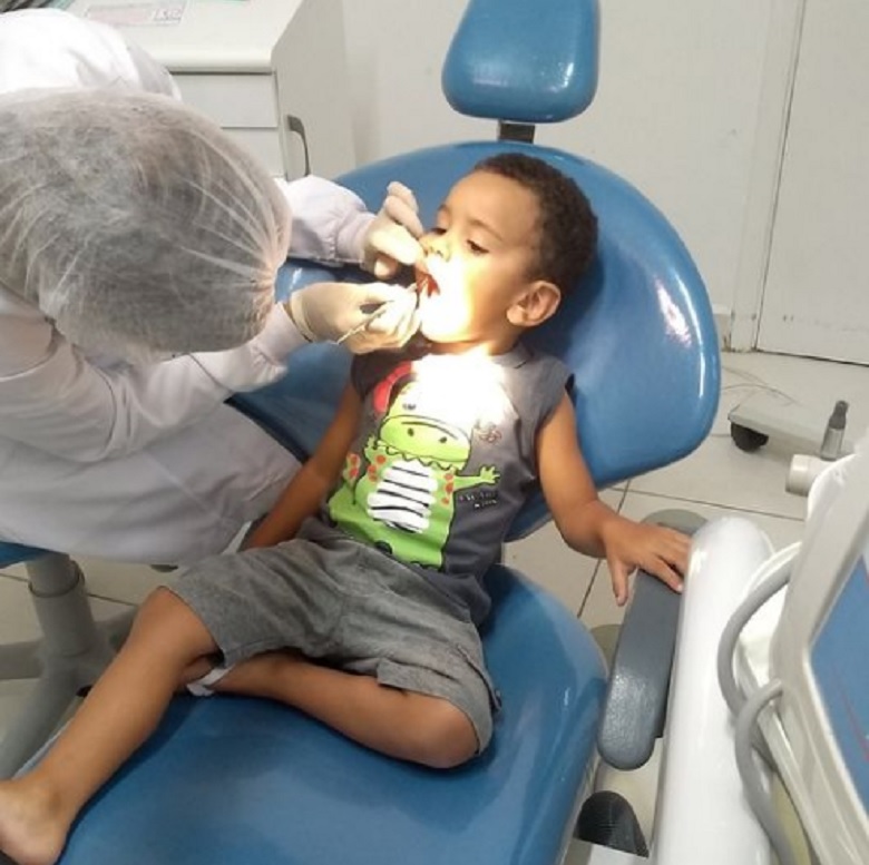 Menino não teve susto com a dentista