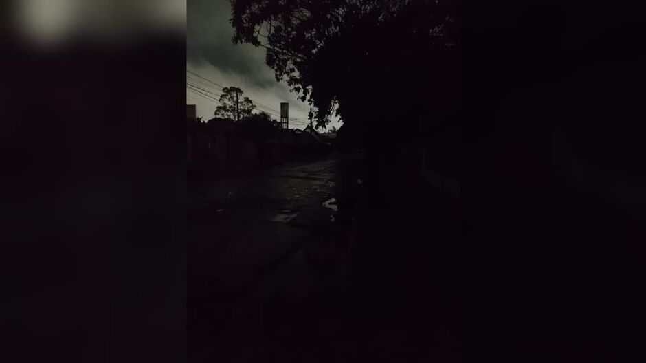 Moradores tiveram que improvisar com vela e luz de celular