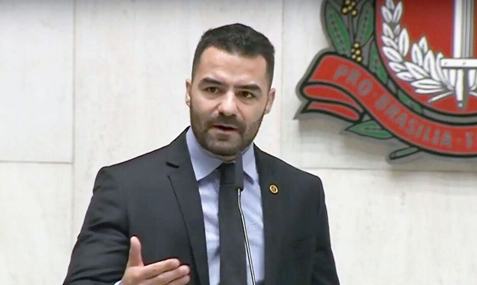 Deputado anunciou a desistência da candidatura