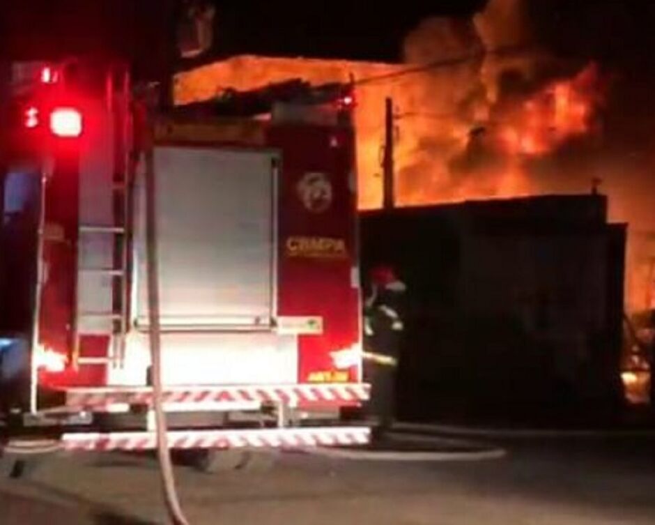 Fogo foi controlado pela equipe do Corpo de Bombeiros