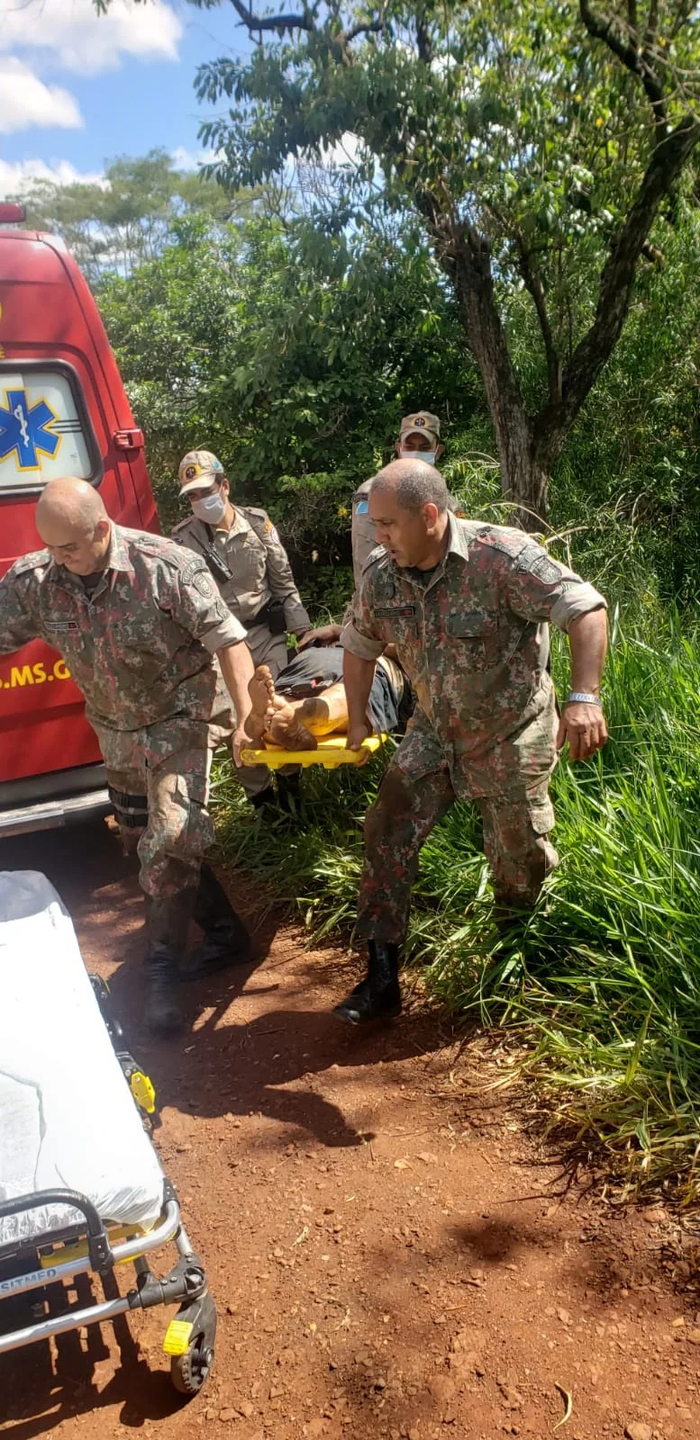 Militares agiram rápido e socorreram a vítima que estava preso aos galhos
