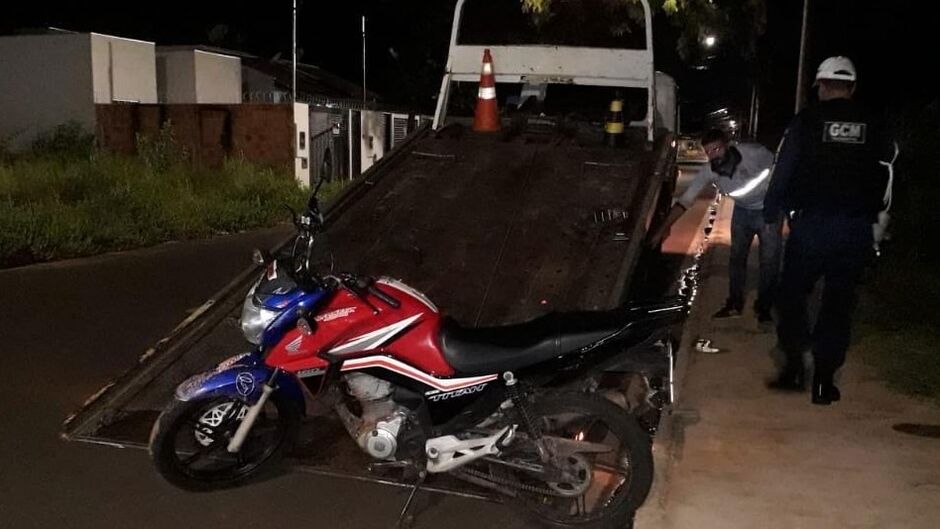 Além das dívidas, moto estava estacionada em lugar proibido