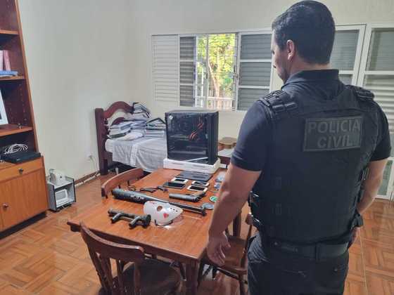 Computador, arma e vários objetos foram apreendidos pela polícia