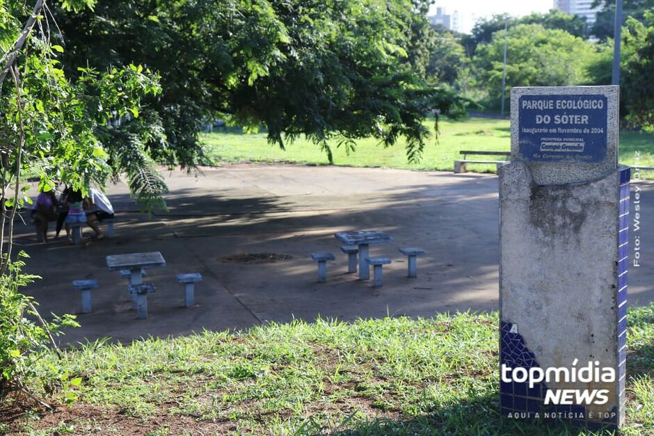 Casais entram por uma cerca derrubada no parque