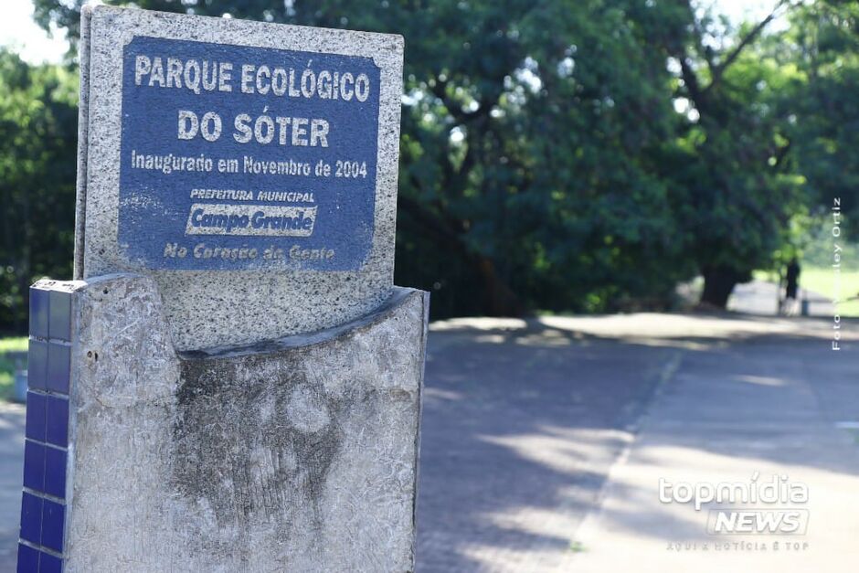 Casais entram por uma cerca derrubada no parque