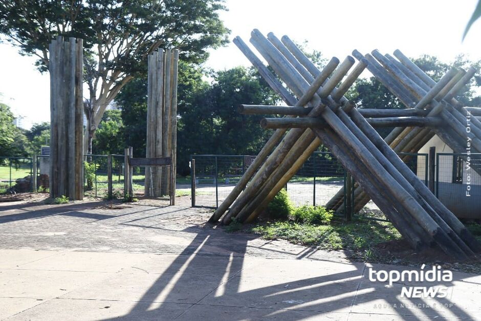 Casais entram por uma cerca derrubada no parque