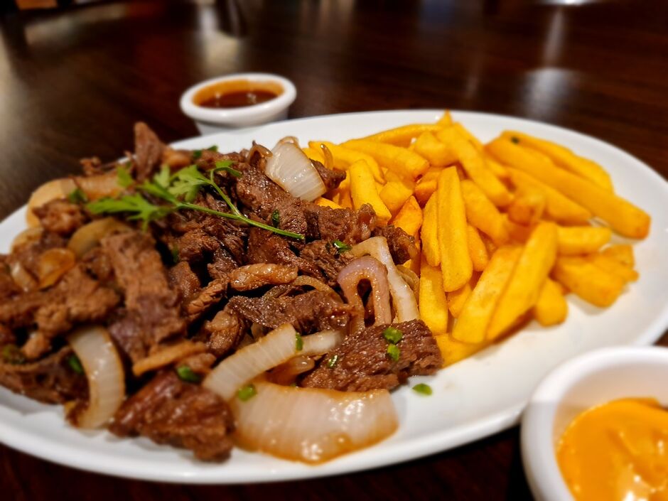 Com ambiente familiar, nova steakhouse promete virar point de apaixonados por música e esportes