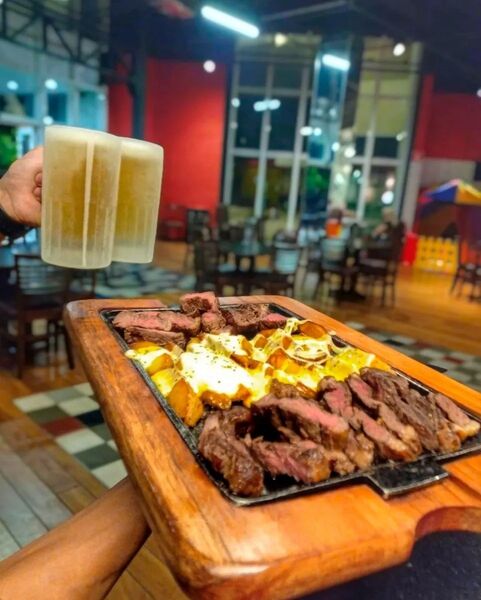 Com ambiente familiar, nova steakhouse promete virar point de apaixonados por música e esportes