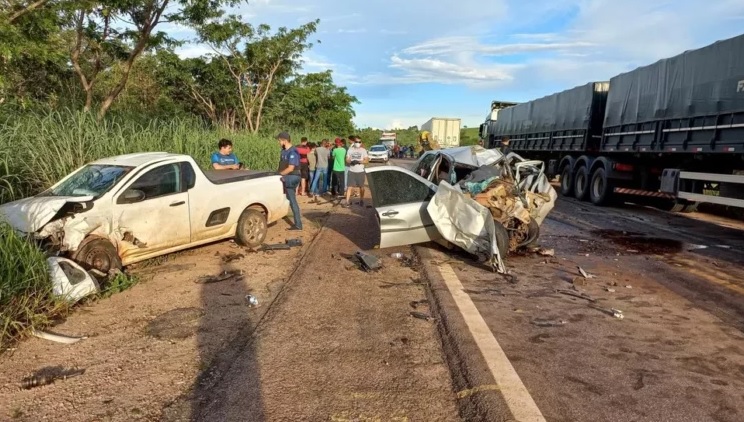 Veículo de passeio bateu de frente com caminhão