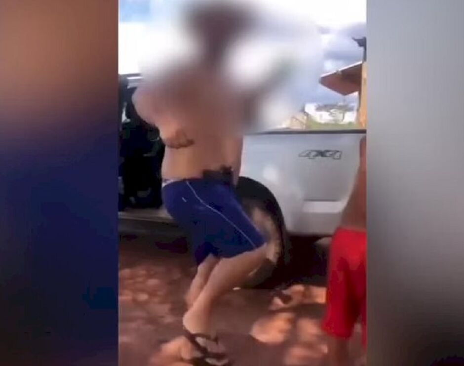 Na delegacia o servidora apresentou a arma usada no vídeo