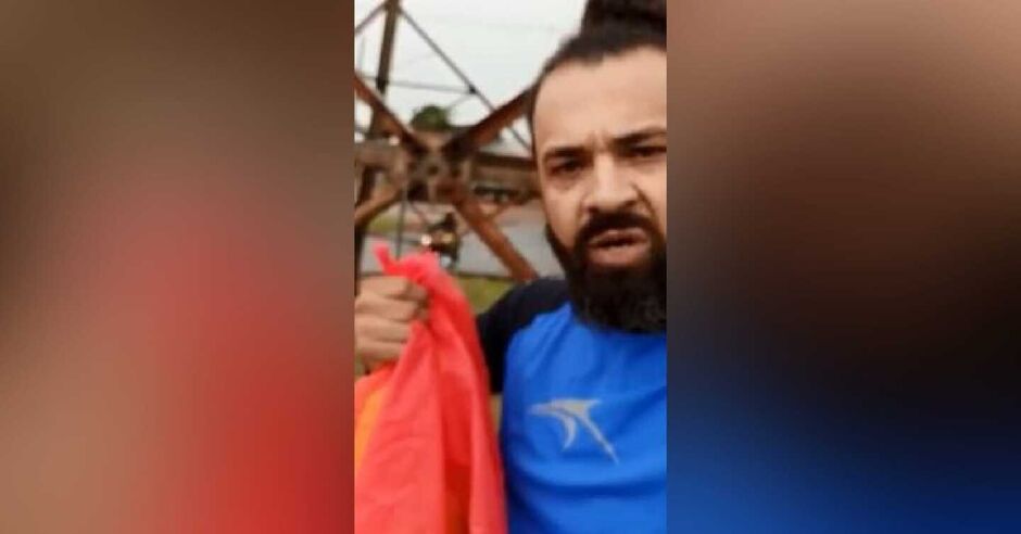 Homem se revoltou e arrancou bandeiras que estavam fixadas na torre