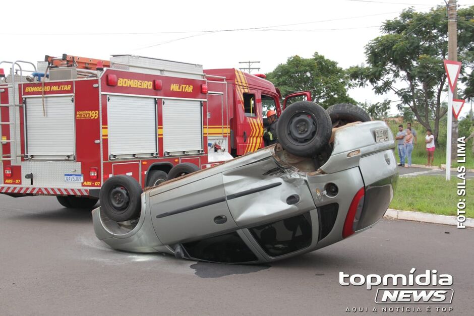 Veículo ficou com as quatro rodas para o ar