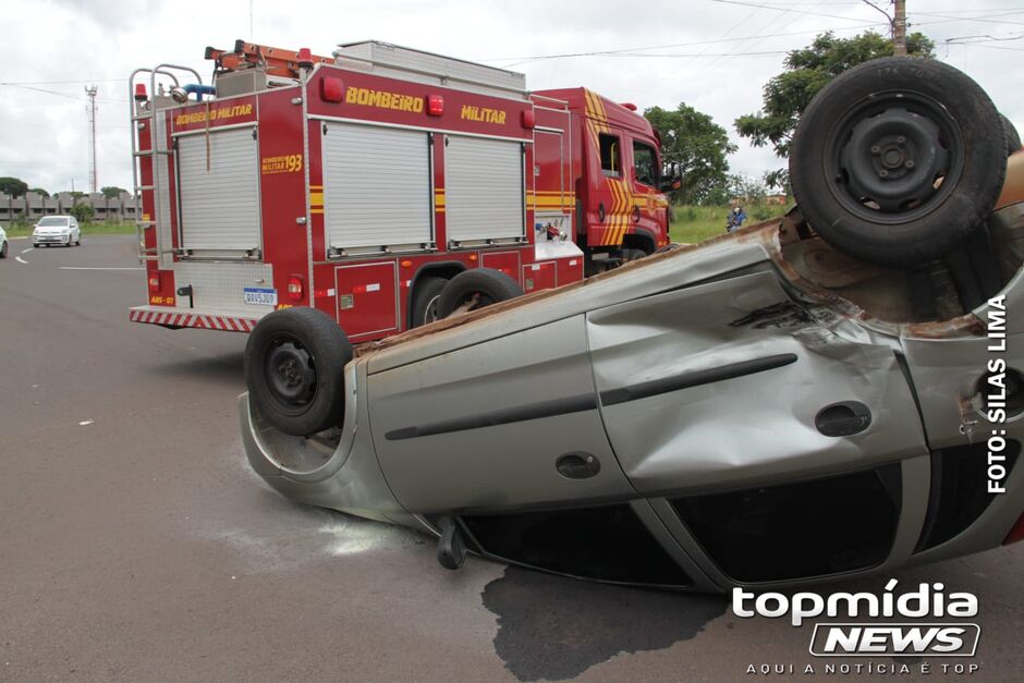 Veículo ficou com as quatro rodas para o ar