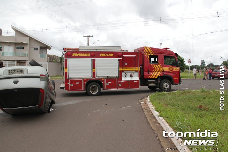 Veículo ficou com as quatro rodas para o ar