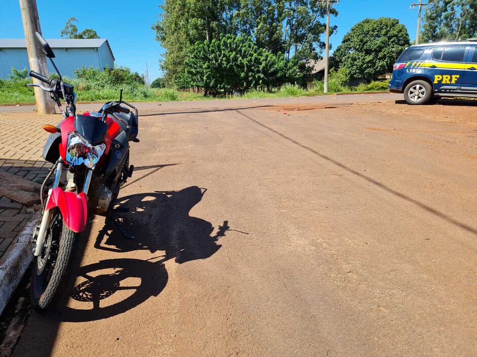 Vítima ficou ferida após colidir com o veículo