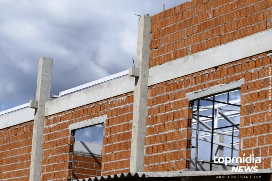 Pedreiro cai de altura de 2 metros em obra no Jardim Seminário