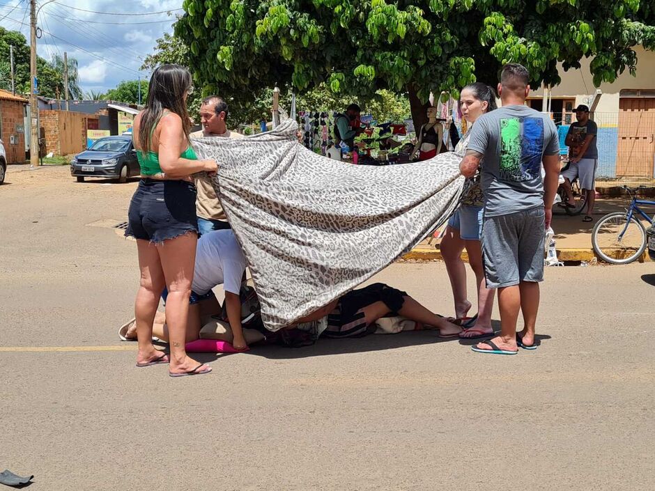 Moradores protegeram a vítima do sol