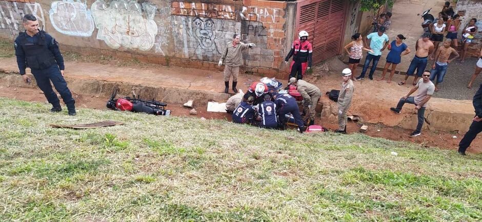 Policiais ajudaram no resgate da vítima