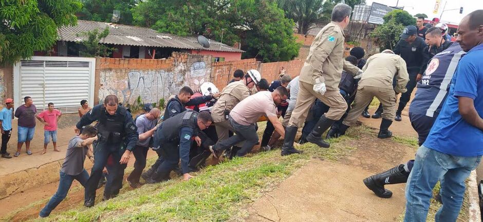 Policiais ajudaram no resgate da vítima