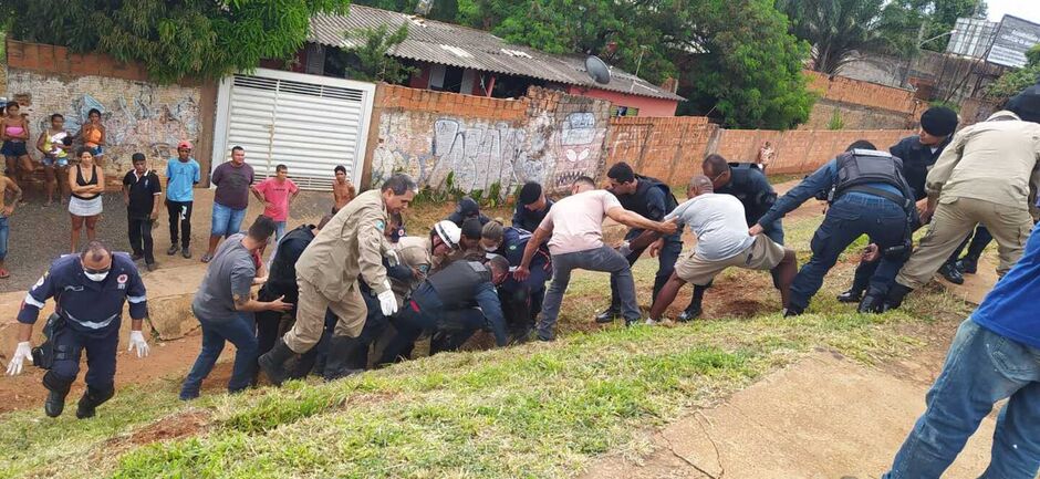 Policial recebeu ajuda de colegas para ser resgatado