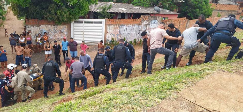 Policiais ajudaram no resgate da vítima