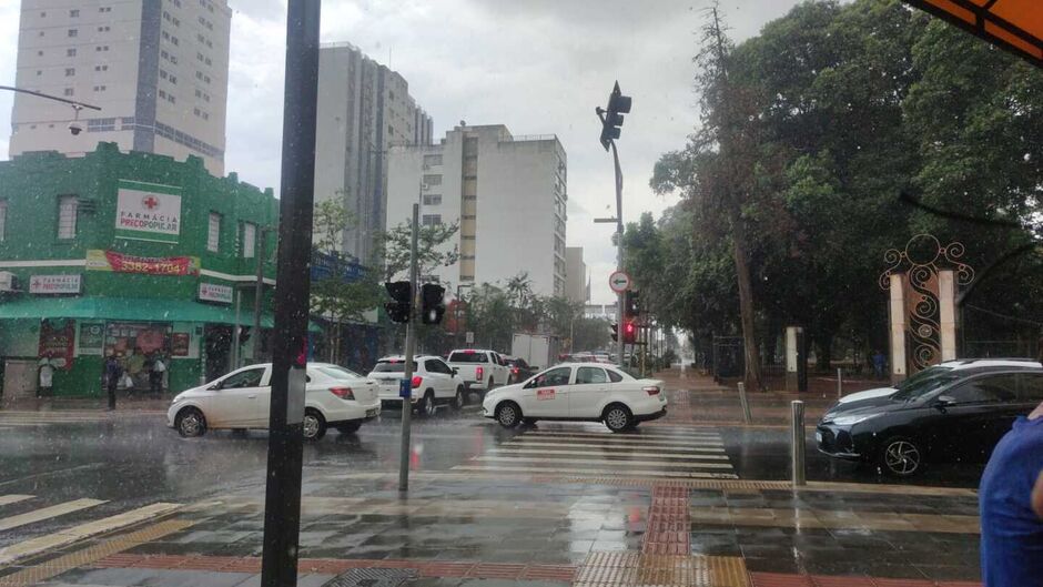 Chuva chegou com força em Campo Grande