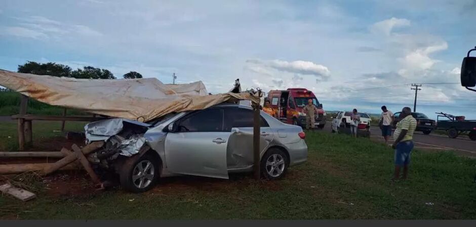 Veículo destruiu uma barraca que estava às margens da rodovia