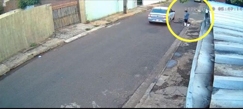 Ciclista se desequilibrou e caiu na boca de lobo