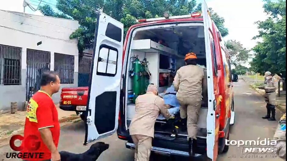 Mulher foi resgatada por uma equipe do Corpo de Bombeiros