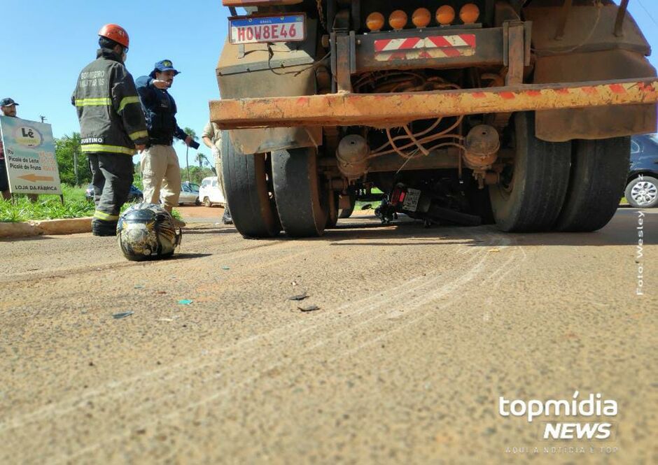 Vítimas ficaram debaixo do caminhão após o acidente