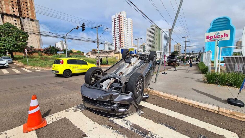 Jeep ainda colidiu com mais um carro antes de capotar