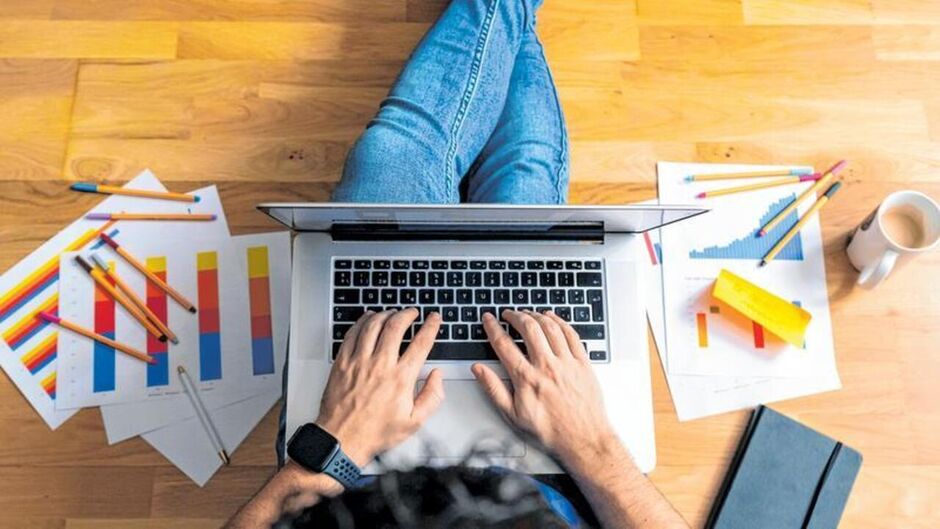 Medida permite que empresas contratem funcionários em modelo híbrido, presencial e em home office Foto: Shutterstock