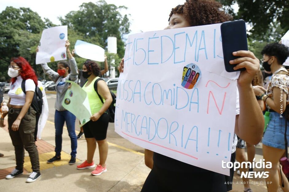 Alunos da UFMS protestaram contra o aumento no valor da refeição