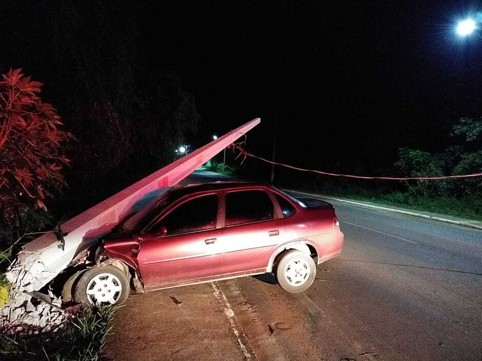 Poste caiu sobre o veículo da vítima