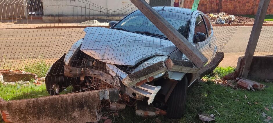 Carro ficou com a frente bastante danificada