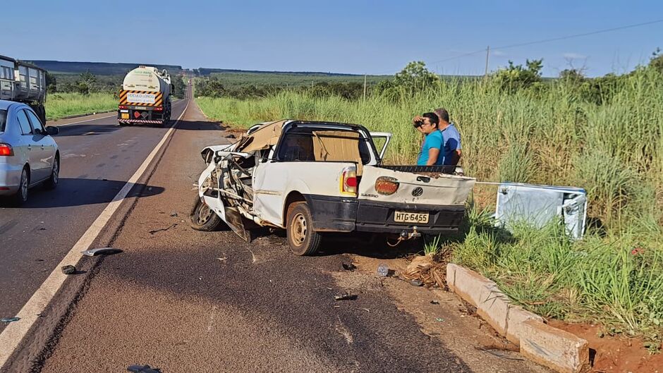 Saveiro ficou com a frente destruída após o acidente