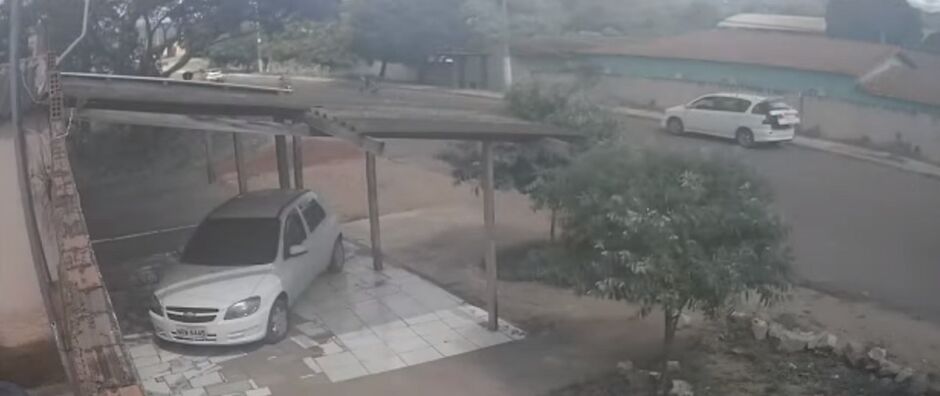 Câmara de segurança flagrou carro próximo das crianças