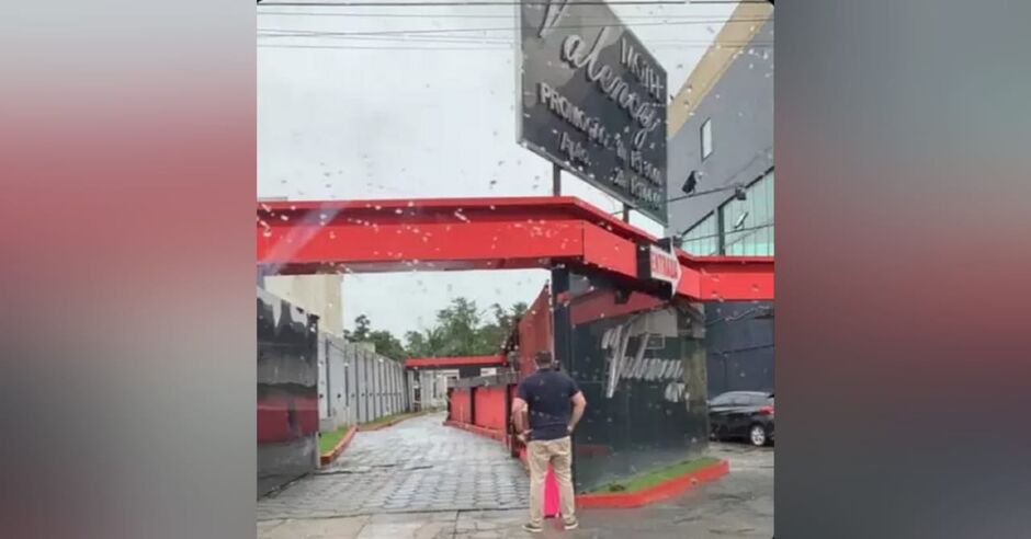Homem estava parado em frente a motel e chamou a atenção