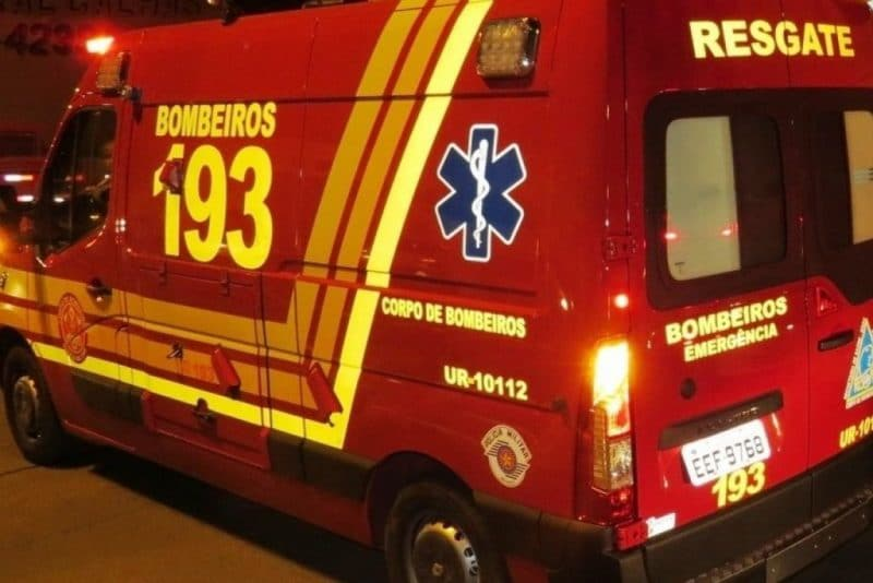 Uma pessoa está presa às ferragens