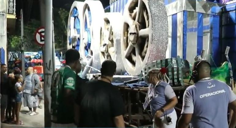 Menina teve perna amputada após ser prensada entre carro alegórico e poste