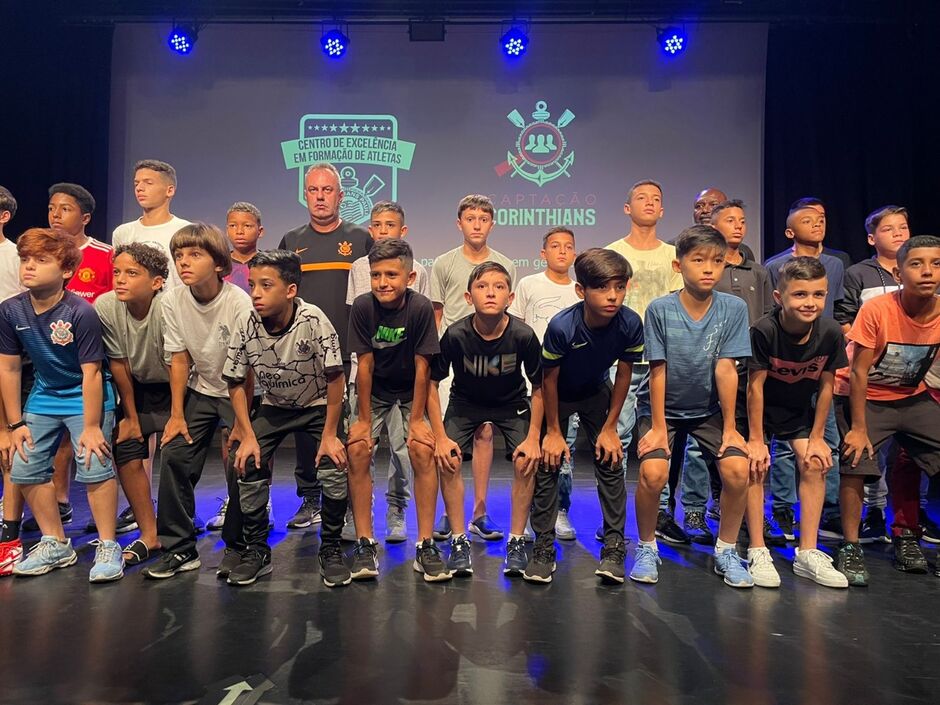 Matheus se apresenta ao time do Corinthians 
