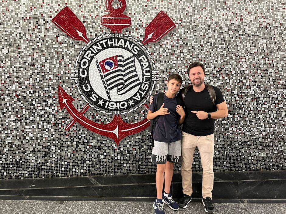 Matheus se apresenta ao time do Corinthians 