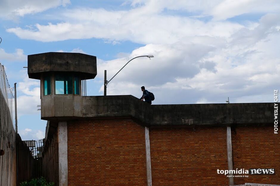 Dois homens foram presos tentando arremessar drogas em presídio