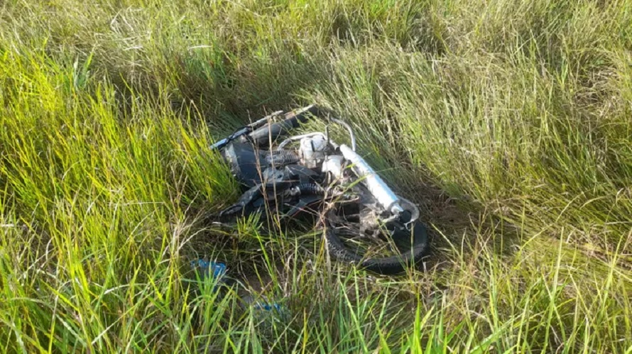 Piloto morreu no local e garupa foi socorrido 